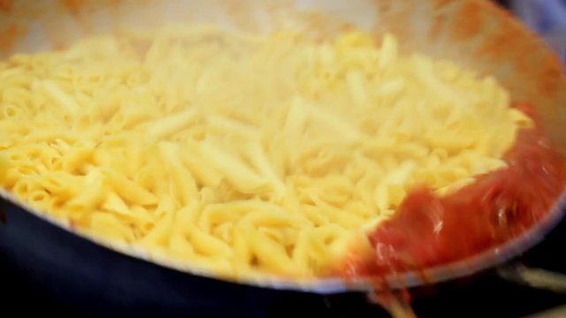 pasta al sugo in cottura in padella