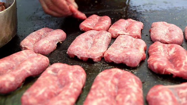 Salamelle alla piastra che cuociono