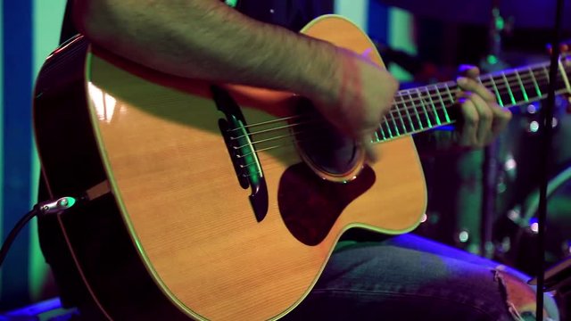 Chotarrista suona una chitarra acustiva live, concerto acustico