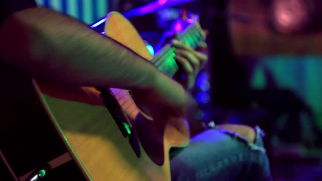 Chotarrista suona una chitarra acustiva live, concerto acustico