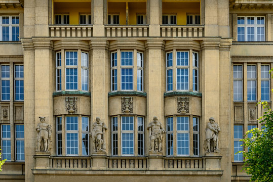 Mythologische Figuren am Verwaltungsgebäude der ehemaligen Konsumgenossenschaft Berlin-Lichtenberg