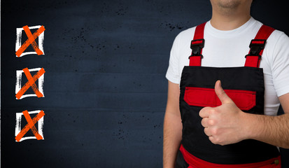 Checkliste wird von Handwerker gezeigt Konzept