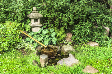 Fototapeta premium Tsukubai among the leaves so green