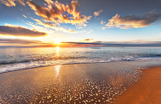 Fototapeta Beautiful tropical sunrise on the beach.