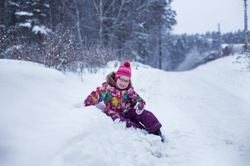 Fototapeta na wymiar the child fell into the snow