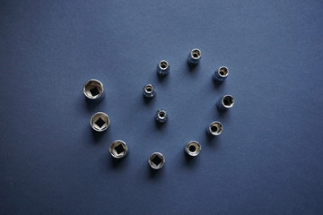 Stecknüsse in Formation, Metall