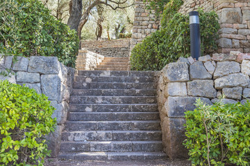 каменная лестница в парке 