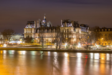 Fototapeta na wymiar Musee Louvre in Paris by night