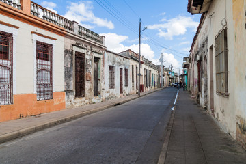 Fototapeta na wymiar Dilipitatedl houses in the center of Camaguey, Cuba