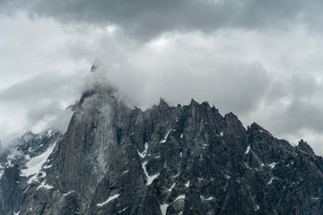 Fototapeta na wymiar Gipfel des Aiguille du Dru in den Wolken