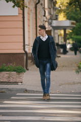 Obraz premium Hipster guy walking down the street, urban style