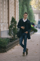 Obraz premium Hipster guy walking down the street, urban style