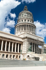 Obraz premium HAVANA, CUBA - FEB 22, 2016: National Capitol under reconstruction.