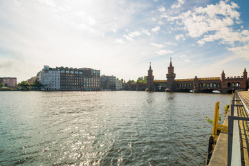 Fototapeta premium Oberbaumbrücke in Berlin im Sommer