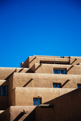 Fototapeta premium Adobe style building in Santa Fe, New Mexico against a clear blue sky