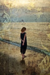 Mädchen im langen schwarzem Kleid am Strand mit Textur