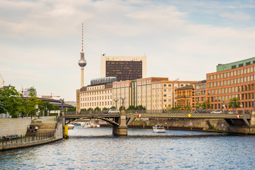 Fototapeta premium Fernsehturm und Regierungsviertel in Berlin