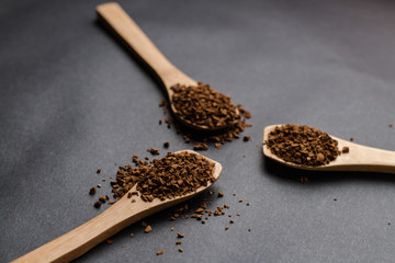 Holzlöffel mit grobem Kaffee