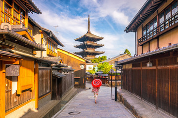 Japans meisje in Yukata met rode paraplu in oude stad Kyoto