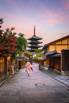 Fototapeta Japanese girl in Yukata with red umbrella in old town  Kyoto