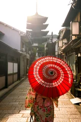 Küchenrückwand glas motiv Japanisches Mädchen in Yukata mit rotem Regenschirm in der Altstadt von Kyoto © f11photo