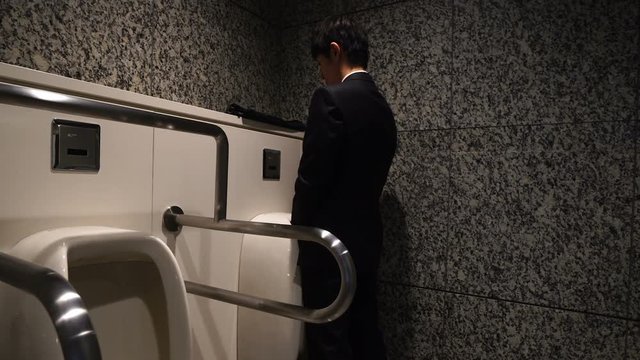 トイレ　男性　小便　横をチラ見　癖　医療系素材