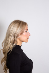 Obraz premium Einfaches Portrait einer jungen Frau mit blonden langen Haaren