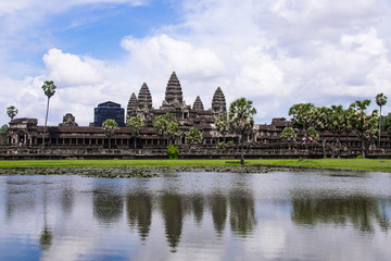 Obraz premium Angkor Wat is a temple complex in Cambodia and the largest religious monument in the world