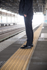 Obraz premium 電車を待つ足元