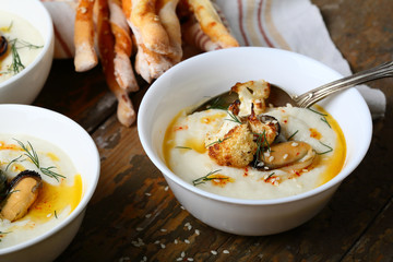Cauliflowers and mussels cream soup