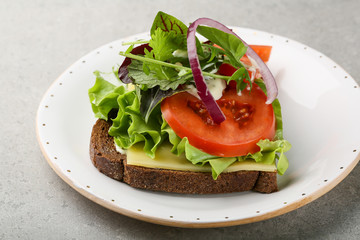 Sandwich with tomato and fresh greens