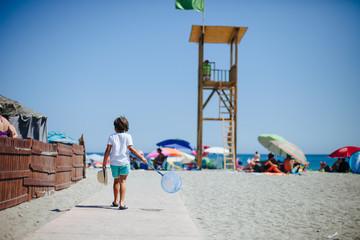 ni&ntilde;o jugando en la playa espa&ntilde;a m&aacute;laga costa del sol