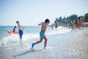 niño jugando en la playa españa málaga costa del sol