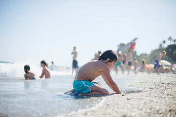 Fototapeta na wymiar niño jugando en la playa españa málaga costa del sol