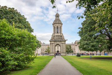 Naklejka premium Stara dzwonnica w Trinity College w Dublinie, Irlandia