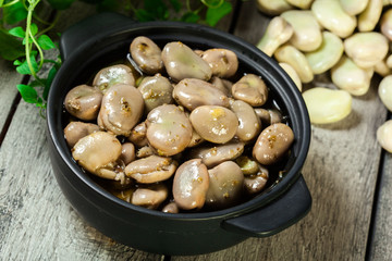 Broad beans stewed with onion and oregano