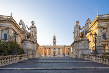 Fototapeta premium Cordonata Capitolina i posągi Dioscuri (Castor i Pollux) przy wejściu na Kapitolińskie Wzgórze, Rzym, Włochy.