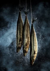 Vlies Fototapete Fish Makrele in der Räucherei. Frischer Fisch im Rauch