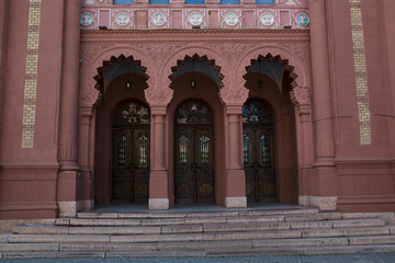 Obraz premium Facade of cathedral with molding