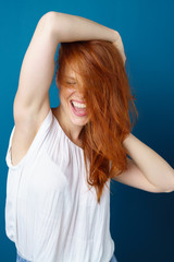 lachende frau wirft ihre haare