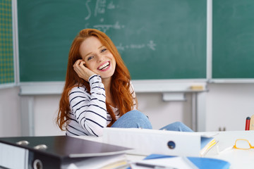 glückliche junge frau in der universität