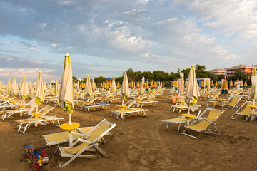 Fototapeta na wymiar Pusta plaża o poranku, Włochy