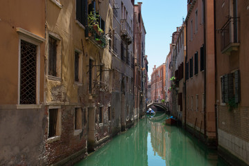 Fototapeta na wymiar Canal en venecia colorido