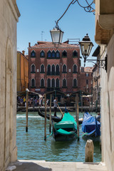 Calle a venecia con vistas a canales