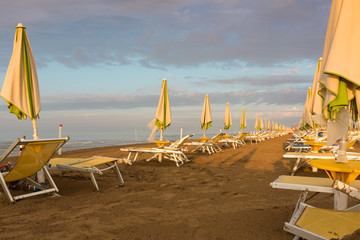 Wschód słońca na włoskiej plaży