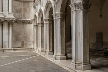 Arcos y arquitectura de palacio