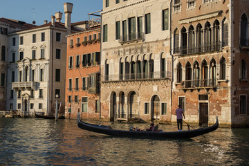 Fototapeta na wymiar Canal en venecia con góndola