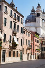 Calle en venecia con iglesia