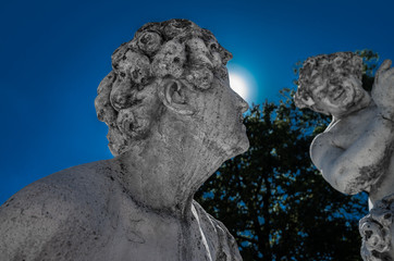 Sguardi pietrificanti, statue che si guardano