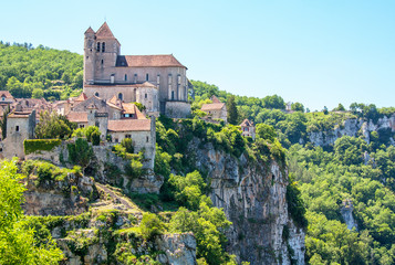 Saint Cirq Lapopie. Eglise fortifiée du village. Lot. Occitanie - obrazy, fototapety, plakaty
